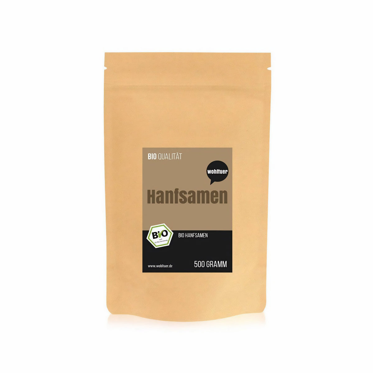 Ungeschälte Bio-Hanfsamen von Wohltuer, Superfood, in einer offenen Verpackung, sichtbar auf einem Holztisch, naturbelassene Samen.