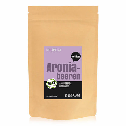 Beutel wohltuer Aroniabeeren getrocknet, frontal freigestellt ohne weitere Dekoration.