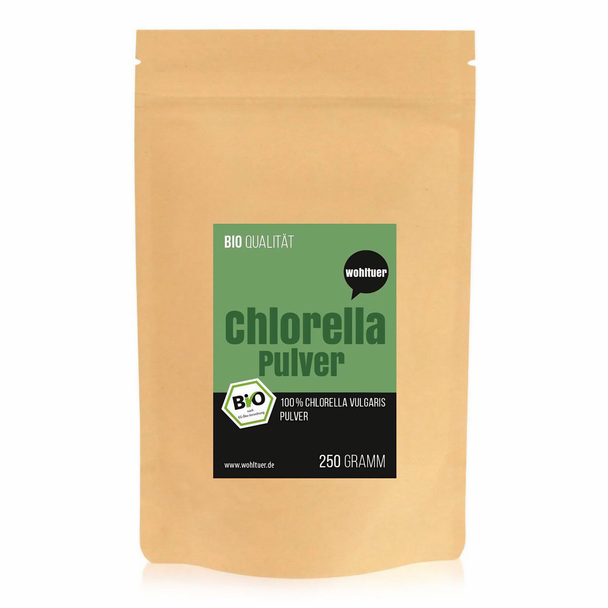 Einzelner brauner Standbeutel wohltuer Chlorella Algenpulver 250g, frontal fotografiert, grünes Etikett mit Produktinformationen.