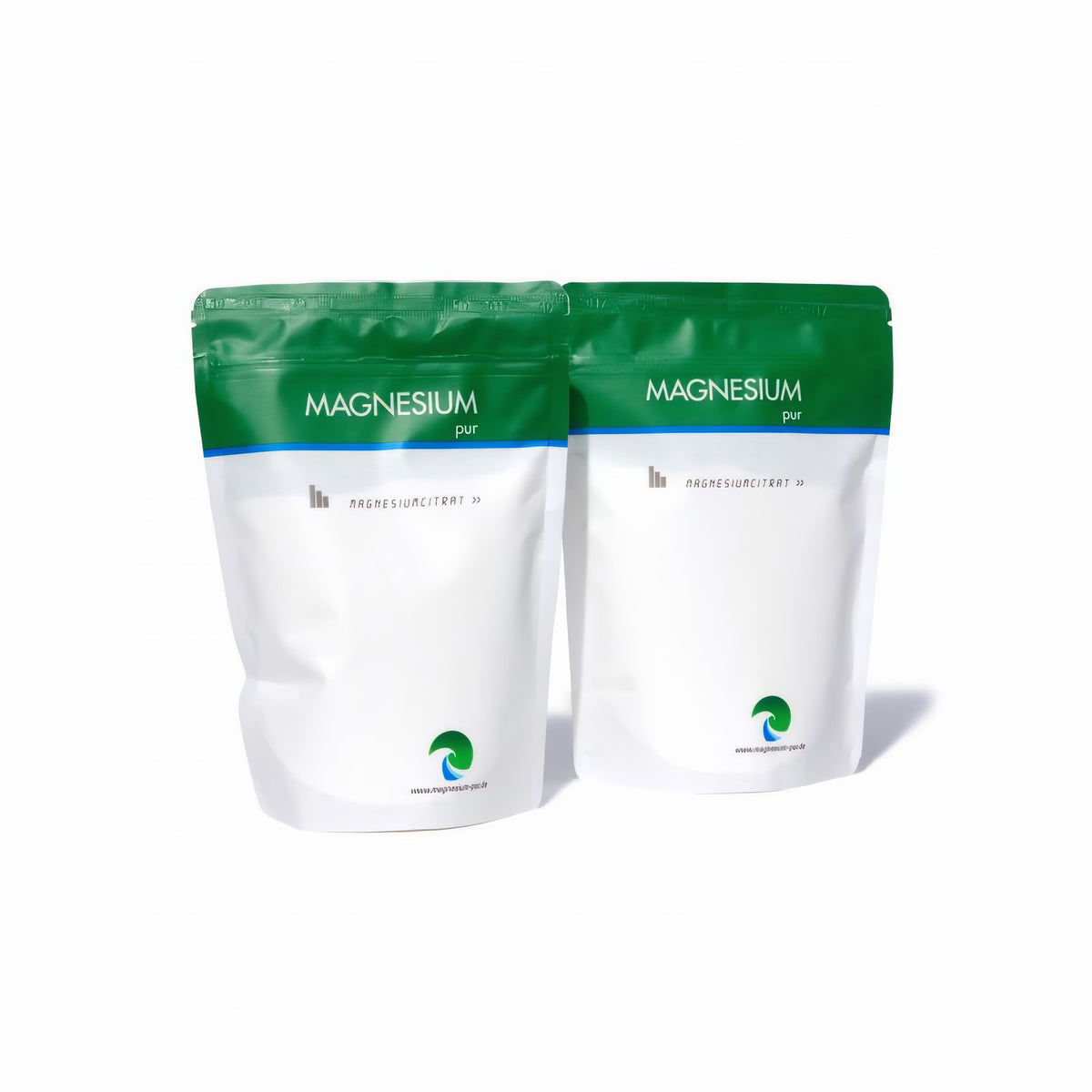Zwei Beutel Magnesiumcitrat Pulver 2x500g von Magnesium Pur nebeneinander vor weißem Hintergrund, spar-set.