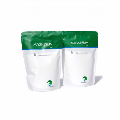 Zwei Beutel Magnesiumcitrat Pulver 2x500g von Magnesium Pur nebeneinander vor weißem Hintergrund, spar-set.