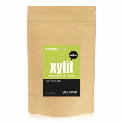 Vorderansicht einer braunen Verpackung wohltuer birkenzucker xylit 2000g aus Finnland, stehend vor weißem Hintergrund.
