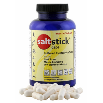 SaltStick Salz- und Mineralstoffkapseln in blauer Dose mit weißen Kapseln davor, freigestellt auf weißem Hintergrund.