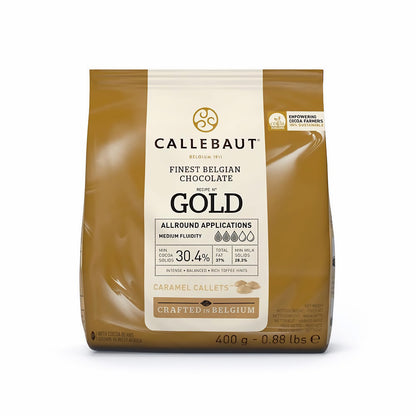 Callebaut gold Karamell-Schokoladenkuvertüre Callets 400g Beutel stehend vor weißem Hintergrund, Vorderseite gut lesbar.