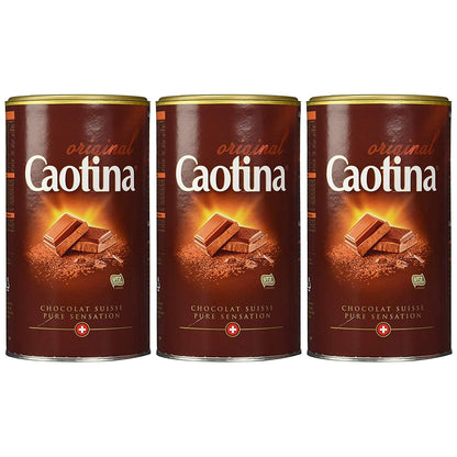 Drei Dosen Caotina Original Kakaopulver 500g nebeneinander vor weißem Hintergrund, alle Etiketten mit Schokoladenstücken nach vorne gerichtet.