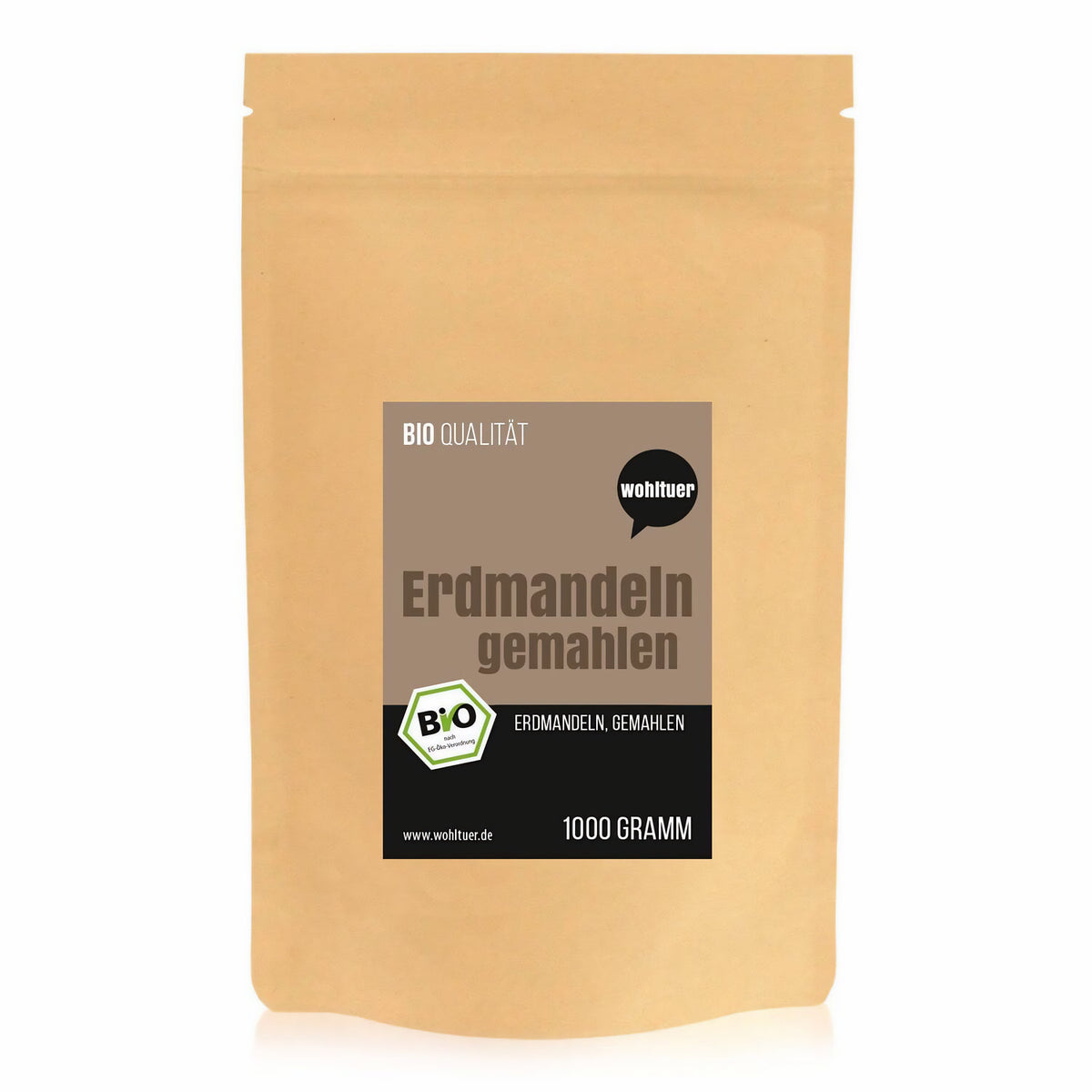 Ungeöffneter Beutel wohltuer Erdmandelmehl auf weißem Hintergrund, Produkt für Backen und Kochen.