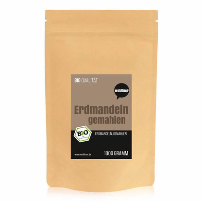Ungeöffneter Beutel wohltuer Erdmandelmehl auf weißem Hintergrund, Produkt für Backen und Kochen.