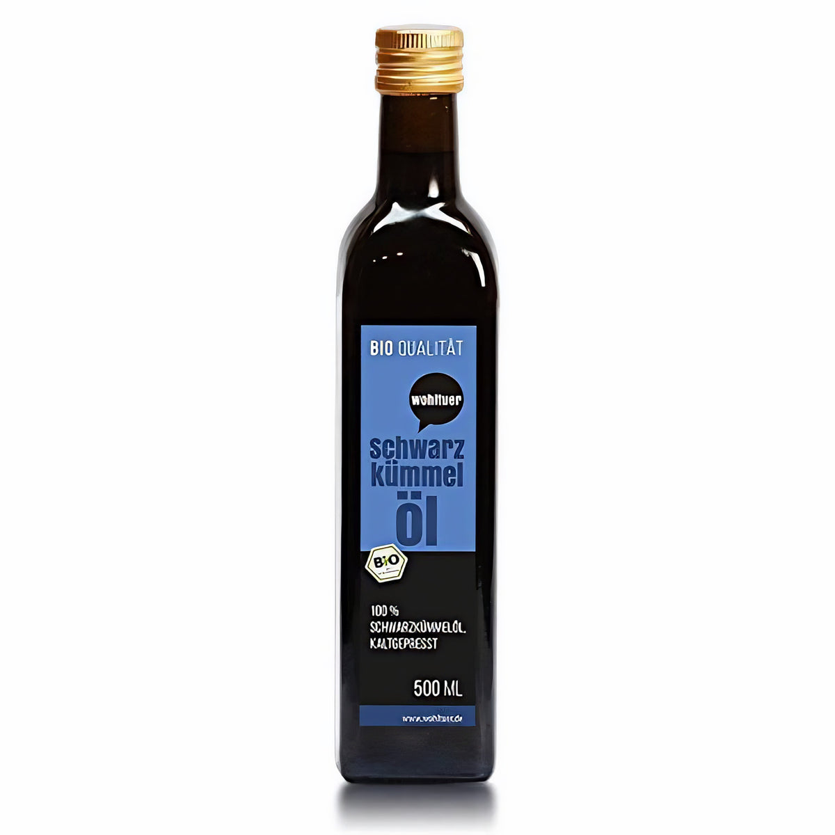 Einzelne Flasche wohltuer Schwarzkümmelöl kaltgepresst, freigestellt vor weißem Hintergrund.