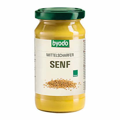 Freigestelltes Glas byodo mittelscharfer Senf mit grünem Deckel und Etikett, auf dem Senfkörner abgebildet sind, Produktname und Bio-Siegel gut lesbar.