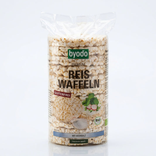 A sleek, studio-product image showing the 'BP Byodo Reiswaffel Meersalz (ab 100g)' against a clean, bright white background. The lighting is a high-rendering HDR studio setup with rim lights to accentuate the crispy edges and puffed structure of the rice w