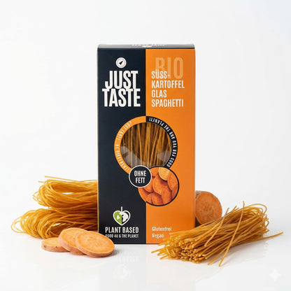 Bio Süßkartoffel-Kurkuma-Glas-Spaghetti von Just Taste, gekochte Gemüsenudeln in einer transparenten Glasverpackung.