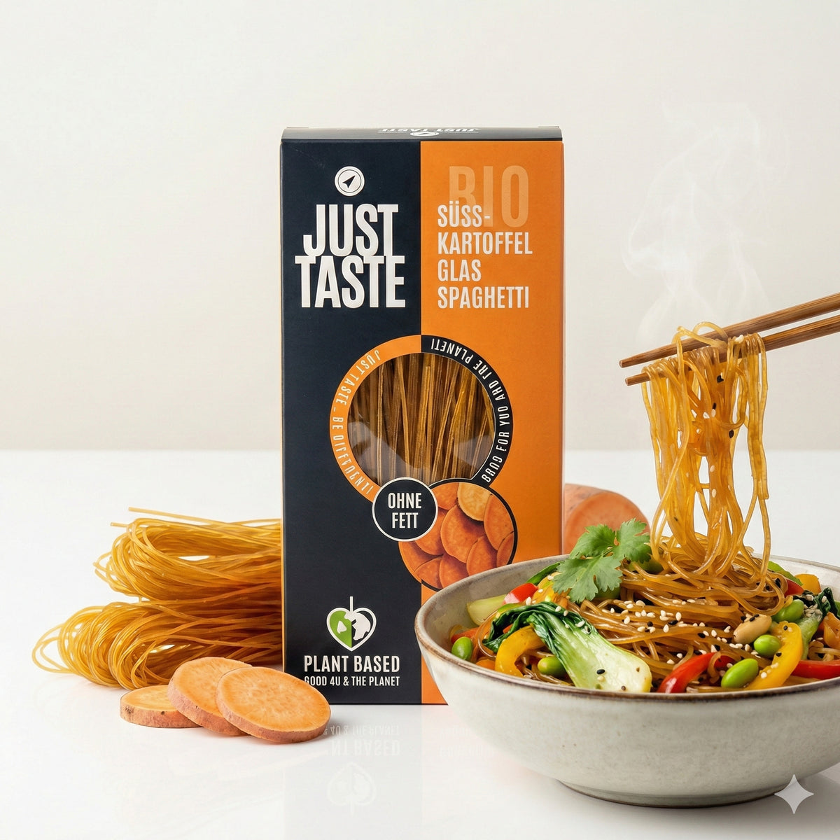 Bio Süßkartoffel Kurkuma Glas Spaghetti von Just Taste, gekocht, auf einem Teller mit Gewürzen, ideal für vegetarisches Kochen