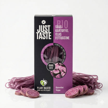 Lila Bio-Süßkartoffel Fettuccine von Just Taste, Kochzutat, in Glasverpackung, sichtbar auf einem Küchenhintergrund