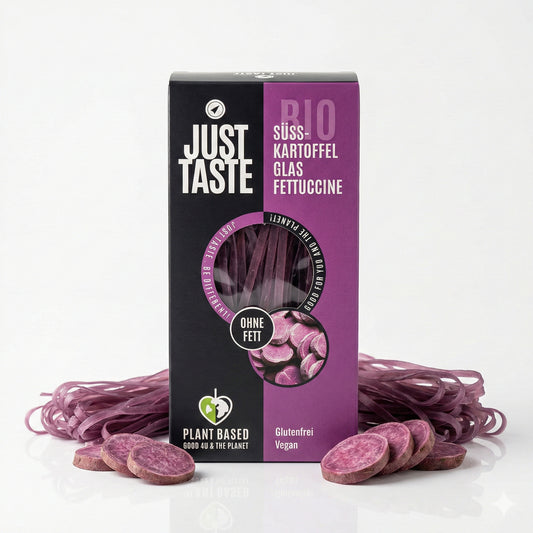 Lila Bio-Süßkartoffel Fettuccine von Just Taste, Kochzutat, in Glasverpackung, sichtbar auf einem Küchenhintergrund