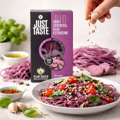 Lila Bio Süßkartoffel Fettuccine von Just Taste, rohes Pasta-Produkt in transparentem Glas, gekocht und serviert.