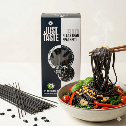 Schwarze Bohnenspaghetti von Just Taste, Kochprodukt aus schwarzen Bohnen, in 250g Packung, auf Kochplatte gekocht.