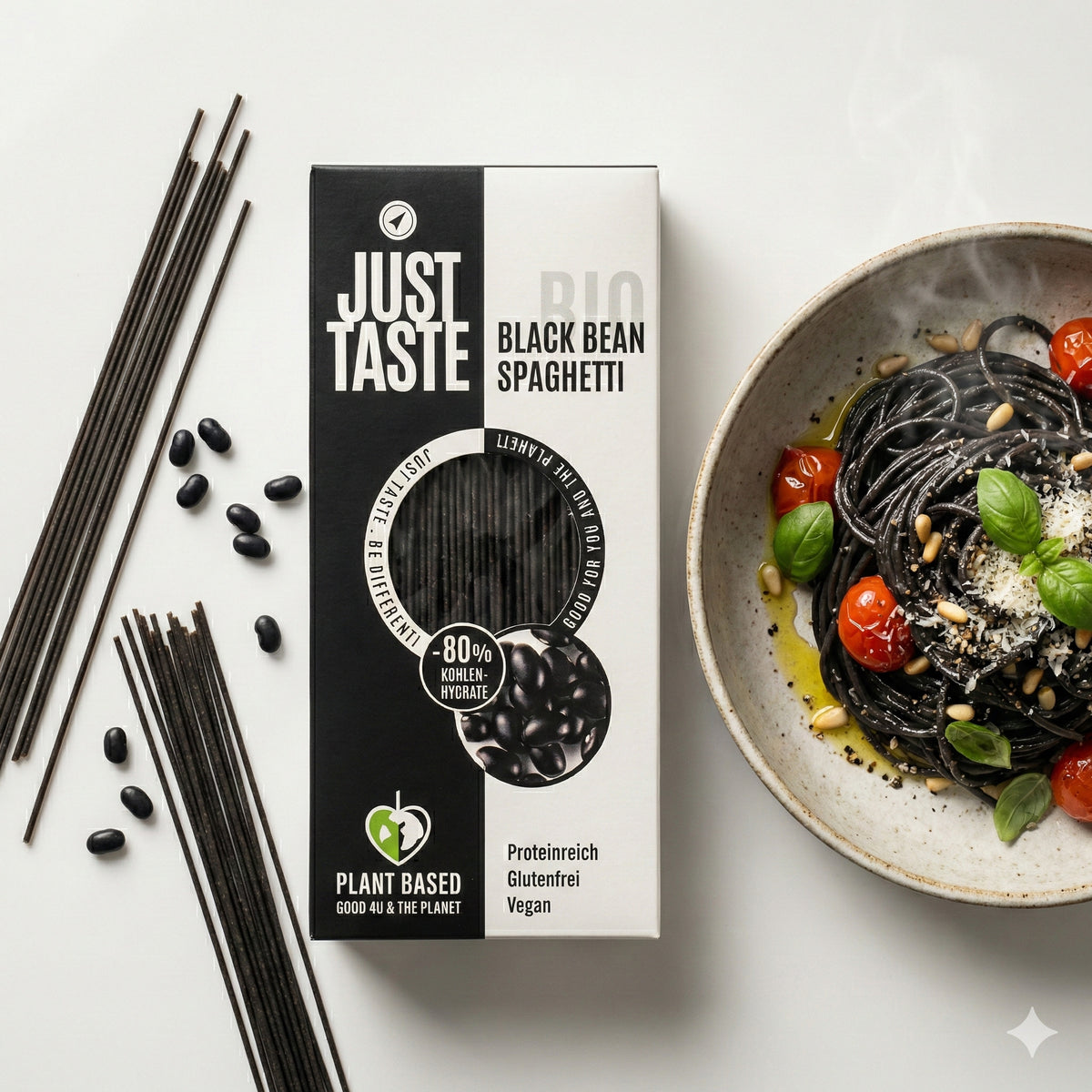 Schwarze Bohnenspaghetti von Just Taste, in einer Packung ab 250g, gekocht und serviert in einer weißen Schüssel.