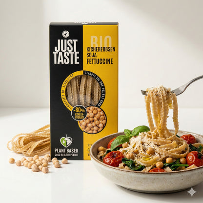 Vollkorn Kichererbsen-Soja Fettuccine von Just Taste, trockene Pasta in einer transparenten Verpackung.