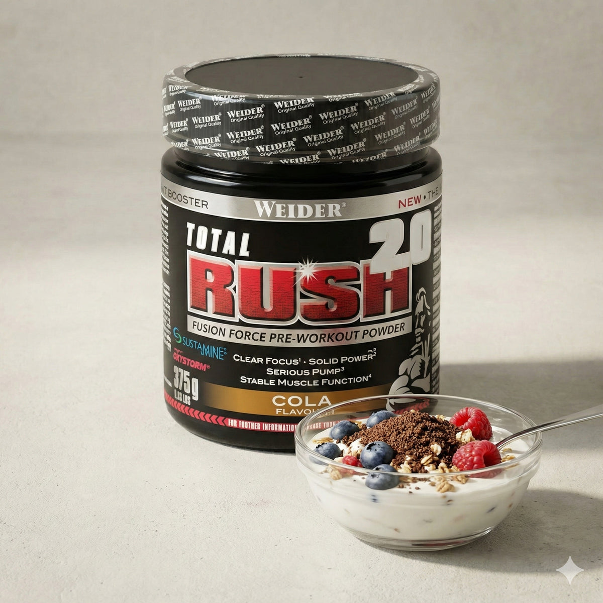 Weider Total Rush 2.0 Booster Dose neben einer Schale Joghurt mit Beeren, Müsli und Booster-Pulver, auf hellem Untergrund