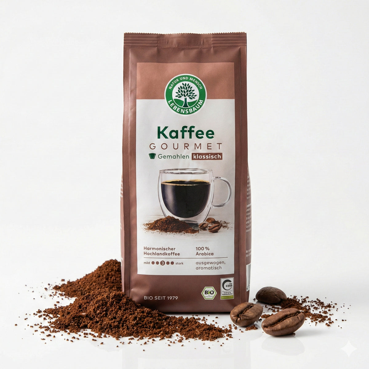 Packung Lebensbaum Kaffee Gourmet klassisch gemahlen 500g mit Kaffeepulver und Kaffeebohnen auf weißem Hintergrund
