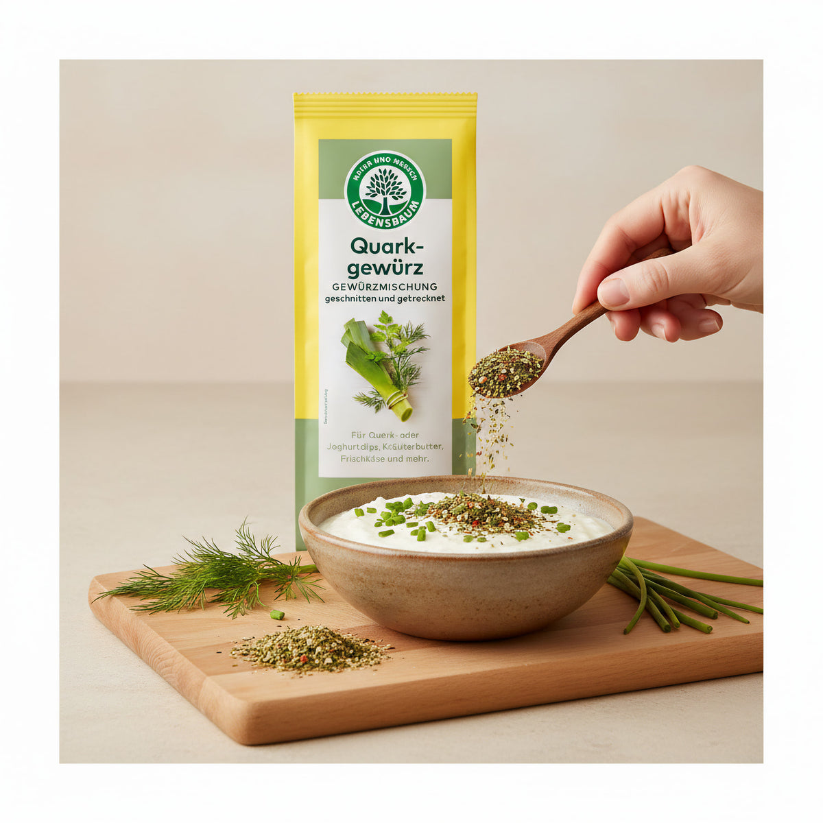 Lebensbaum Bio Quarkgewürz, 30g, zeigt eine Dose mit einem Gewürz für Saucen und Gerichte, auf natürlicher Verpackung.