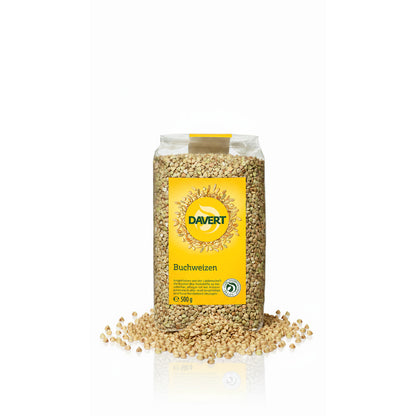 Bio-Buchweizen von Lebensbaum, 500g, ideal zum Backen, zeigt die Packung mit Buchweizen in einer natürlichen Umgebung