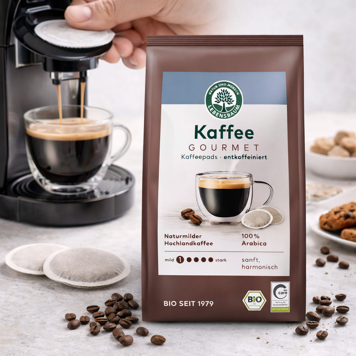 Bio Kaffee Gourmet von Lebensbaum, entkoffeiniert, in einer Packung für Frühstück, zeigt frisch geröstete Kaffeebohnen.