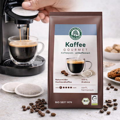 Bio Kaffee Gourmet von Lebensbaum, entkoffeiniert, in einer Packung für Frühstück, zeigt frisch geröstete Kaffeebohnen.