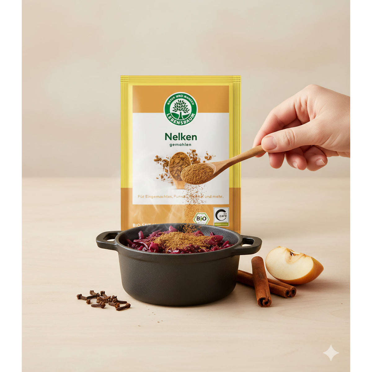 Gemahlene Bio Nelken von Lebensbaum, ideal zum Kochen, in einer 10g Verpackung, zeigt die gemahlenen Nelken in einer transparenten Schale