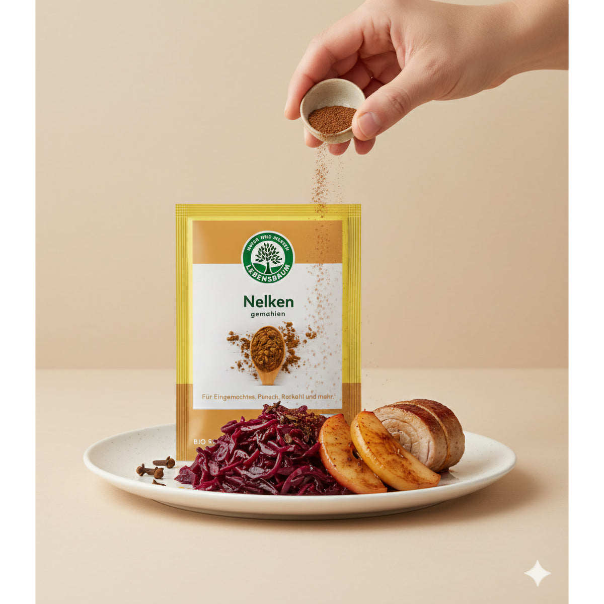 Gemahlene Bio Nelken von Lebensbaum, perfekt zum Kochen, in einer transparenten Gewürzverpackung auf weißem Hintergrund