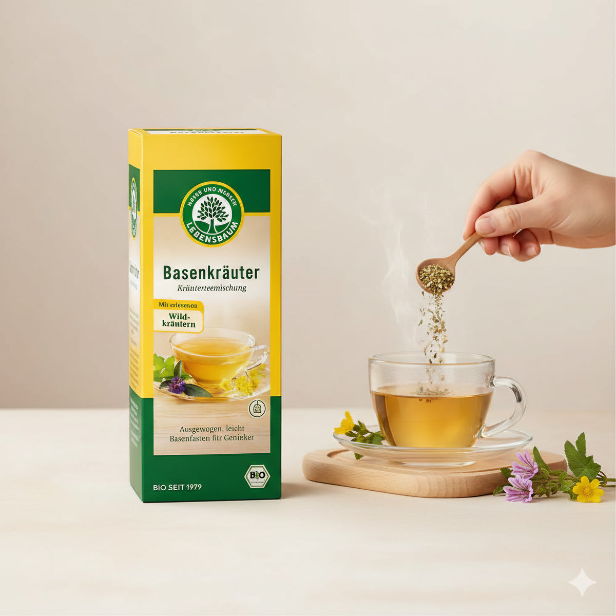Lebensbaum Bio Basenkräuter Kräutertee-Mischung mit Wildkräutern, Frühstückstee, 60g in einer Tasse mit Kräutern und Teeblättern