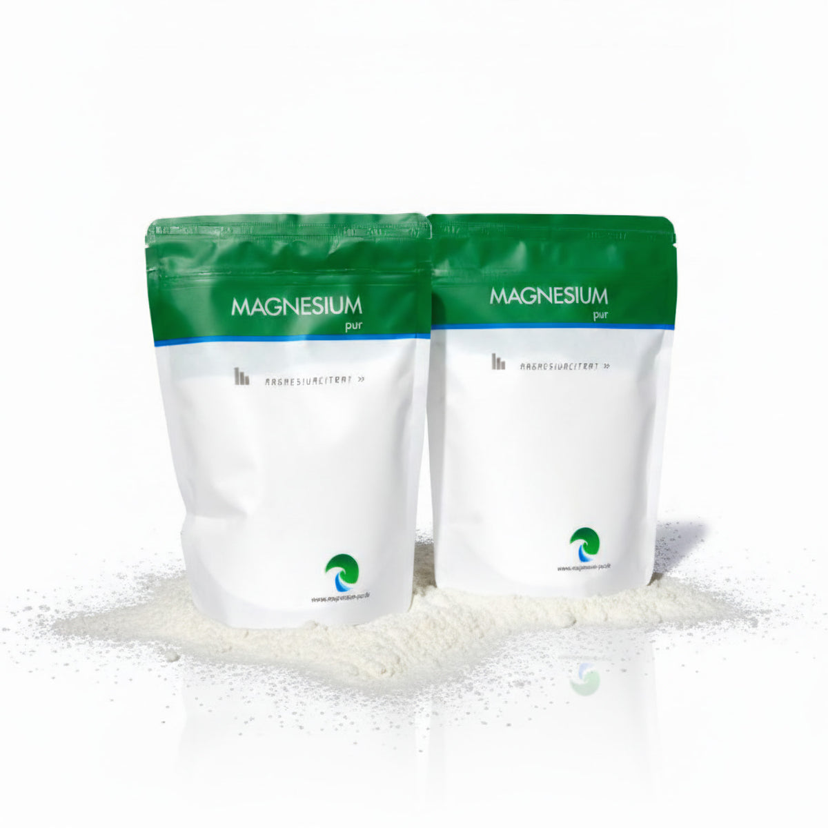 Zwei Beutel Magnesiumcitrat Pulver 500g von Magnesium Pur, stehend auf verstreutem Pulver.