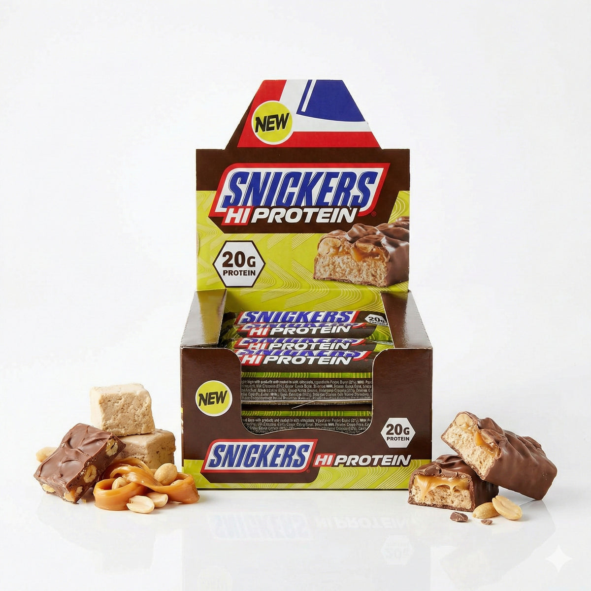 Offene Box Snickers Hi Protein Riegel 12x55g mit angeschnittenem Eiweißriegel, Erdnüssen, Karamell und Fudge-Stückchen auf weißem Hintergrund.