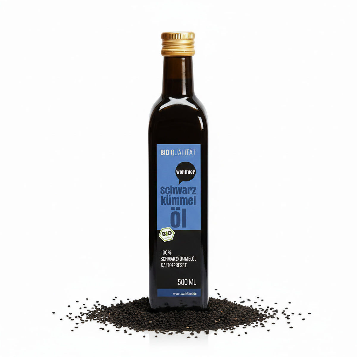 Flasche wohltuer Schwarzkümmelöl kaltgepresst, stehend auf einem Haufen Schwarzkümmel-Samen vor weißem Hintergrund.
