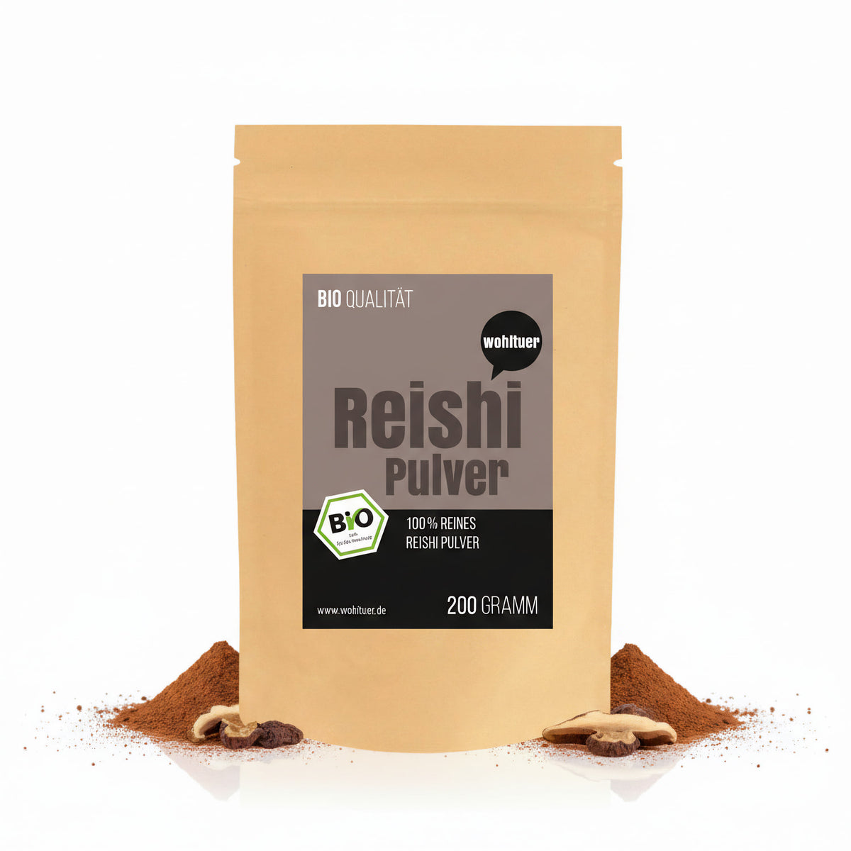 Standbeutel wohltuer Reishi Pulver 200g mit braunem Etikett, Pulver und getrocknete Vitalpilz-Stücke daneben auf weißem Hintergrund.