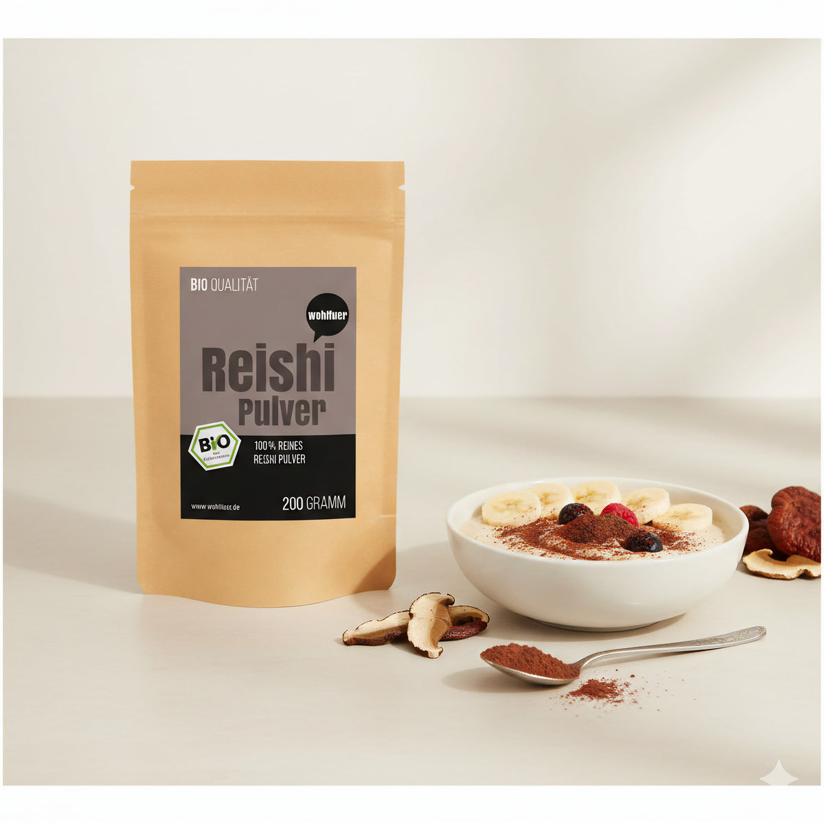 wohltuer Reishi Pulver 200g neben einer Schale Porridge mit Bananenscheiben, Beeren und Pulver, getrocknete Vitalpilz-Stücke und ein Löffel Pulver im Vordergrund.
