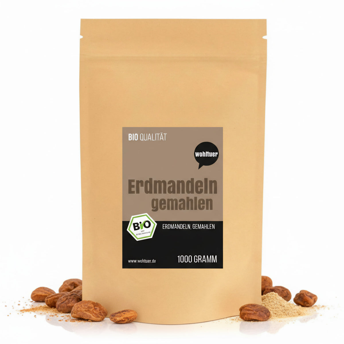 Beutel wohltuer Erdmandelmehl mit gemahlenem Erdmandelmehl und ganzen Erdmandeln auf weißem Hintergrund, geeignet zum Backen und Kochen.