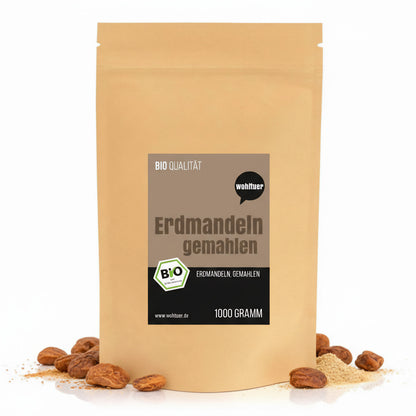 Beutel wohltuer Erdmandelmehl mit gemahlenem Erdmandelmehl und ganzen Erdmandeln auf weißem Hintergrund, geeignet zum Backen und Kochen.