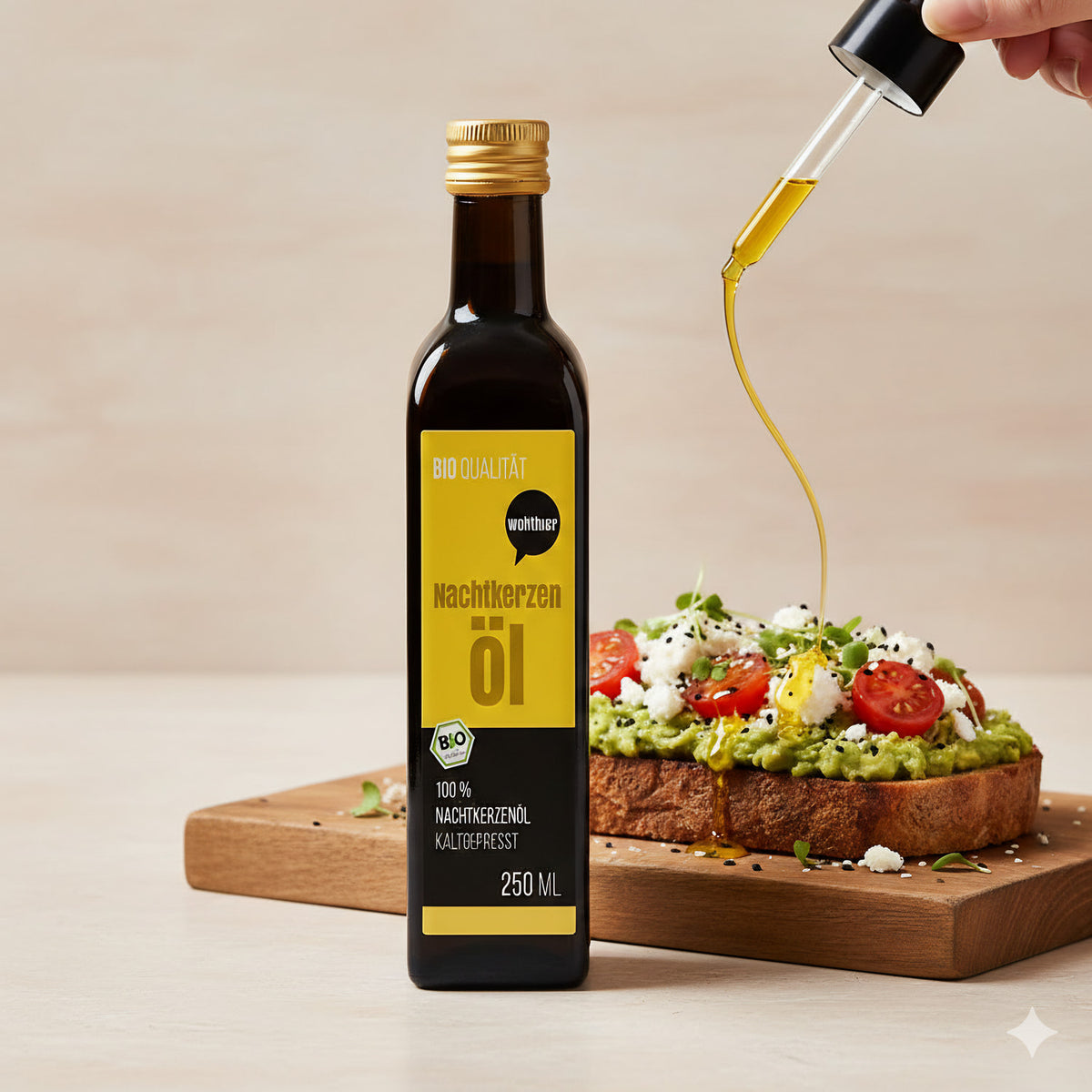 Wohltuer Nachtkerzenöl 250ml vor einer Scheibe Brot mit Avocado und Tomaten, Öl wird mit Pipette aufgetragen.
