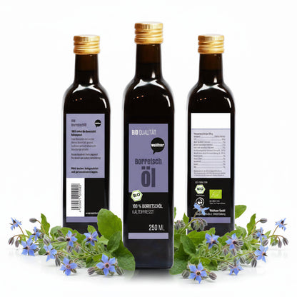 Drei Flaschen wohltuer borretschöl nativ 250ml mit goldfarbenem Deckel, umgeben von frischen Borretschblüten und grünen Blättern, Vorder-, Rück- und Seitenetikett sichtbar.