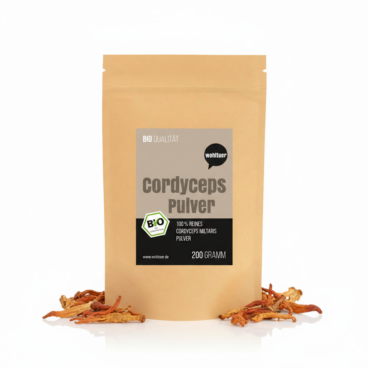 Standbeutel wohltuer cordyceps pulver 200g mit sichtbaren getrockneten vitalpilz-stücken auf weißem Hintergrund.