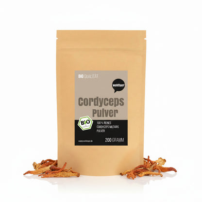 Standbeutel wohltuer cordyceps pulver 200g mit sichtbaren getrockneten vitalpilz-stücken auf weißem Hintergrund.