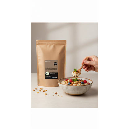 Ein Beutel wohltuer erdmandeln ganz steht neben einer Schale Porridge mit früchten und nüsse, eine Hand hält einen Löffel darüber.