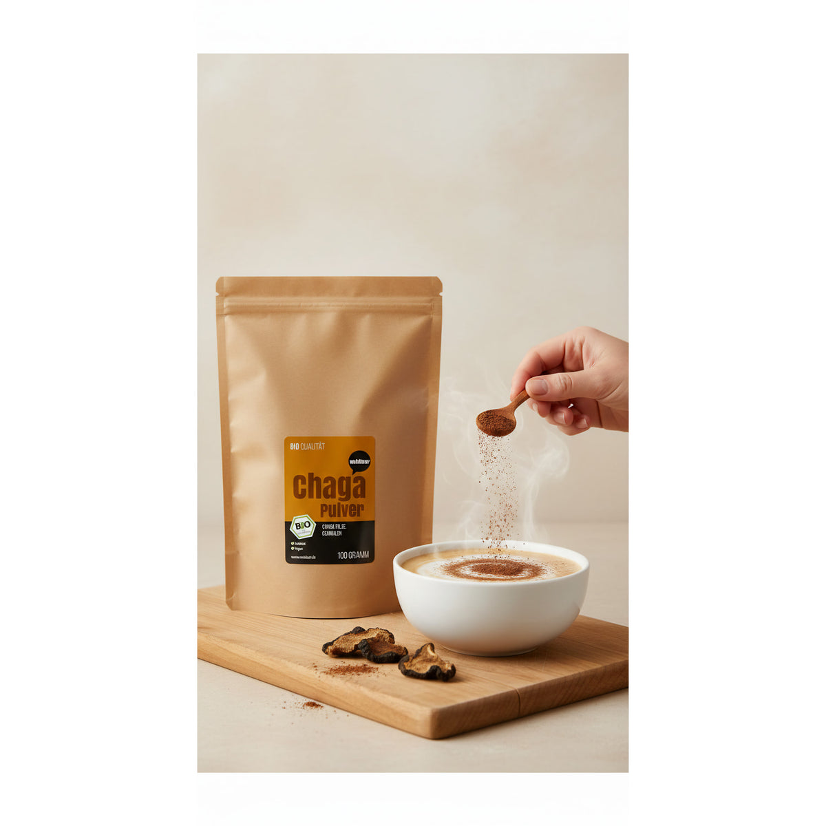 Beutel wohltuer Chaga Pulver 100g auf Holzbrett, daneben getrocknete Pilze, eine Hand streut Pilzpulver in eine dampfende Schale.