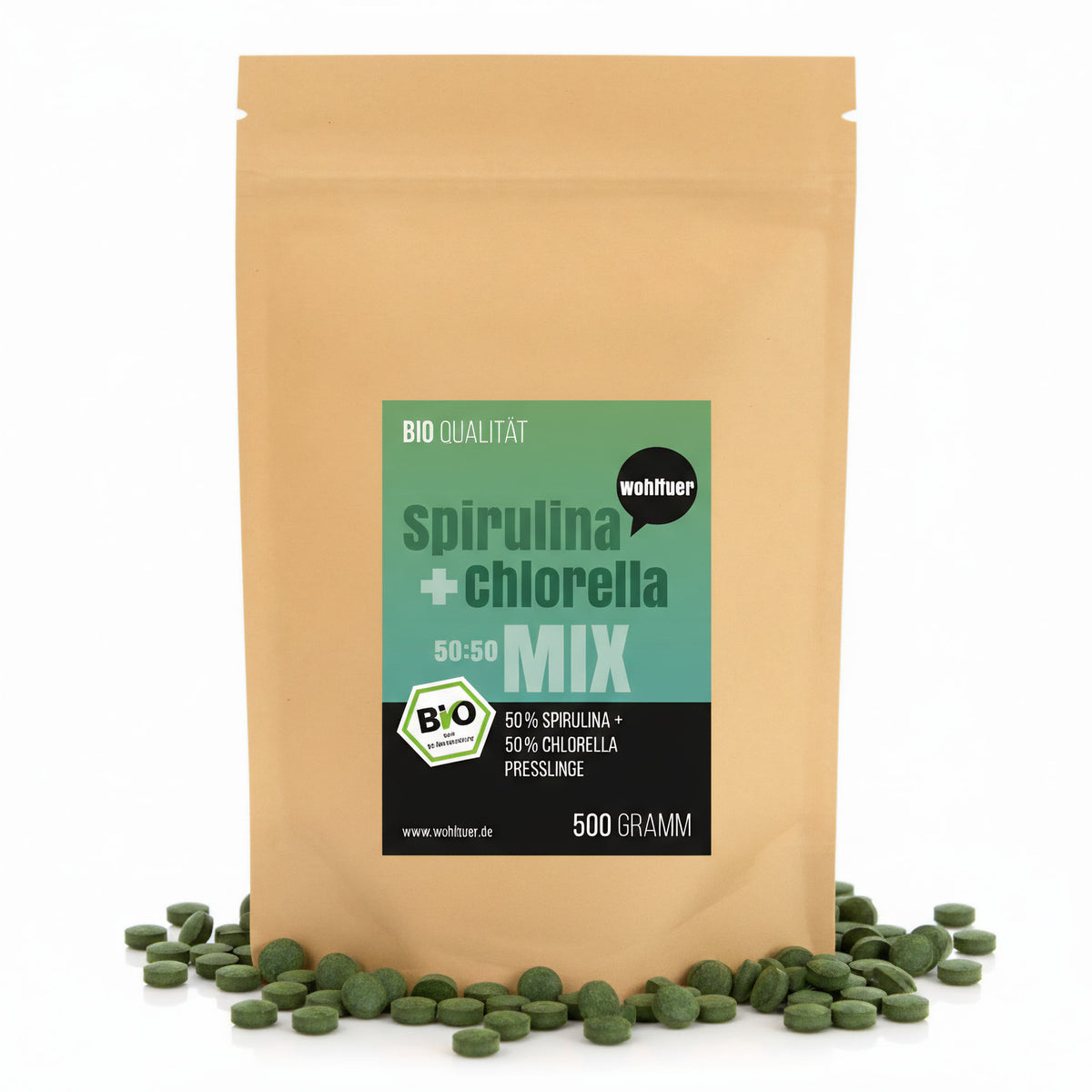 Wohltuer Spirulina Chlorella Tabletten 500g im braunen Standbeutel, grüne Tabletten liegen davor auf weißem Untergrund.
