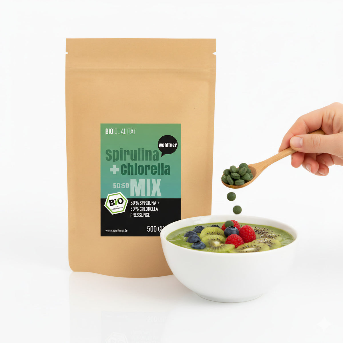 Wohltuer Spirulina Chlorella Algen Tabletten 500g neben einer Schale Smoothie-Bowl, Hand hält Löffel mit Tabletten über die Bowl.