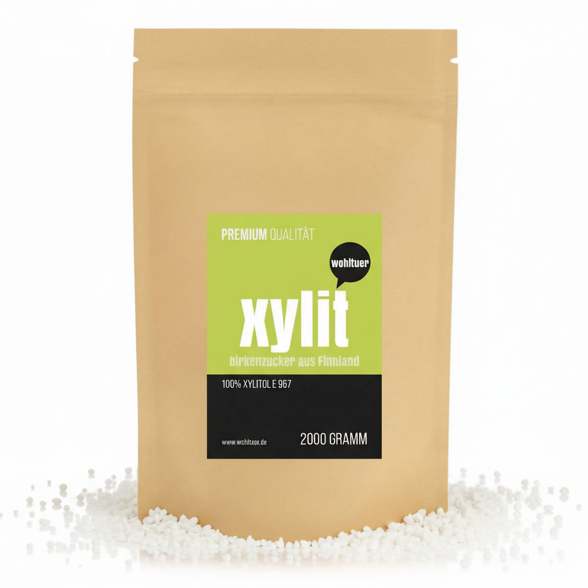 Standbeutel wohltuer birkenzucker xylit 2000g aus Finnland, umgeben von verstreuten weißen Xylit-Kristallen auf weißem Hintergrund.