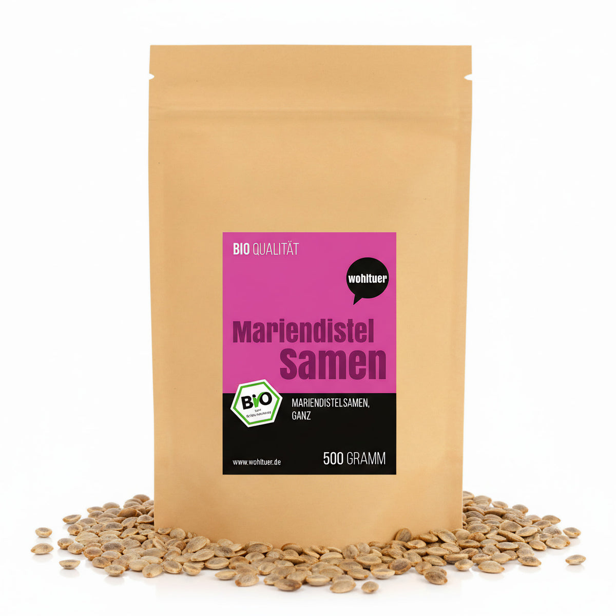 Braune Tüte wohltuer Mariendistelsamen ganz 500g, stehend auf verstreuten Mariendistelsamen, Vorderseite mit Etikett sichtbar.