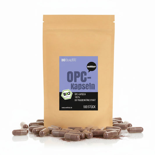 Beutel wohltuer OPC Kapseln mit violettem Etikett, davor mehrere geöffnete und geschlossene Kapseln mit Traubenkernextrakt auf weißem Hintergrund.