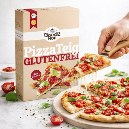 Bauckhof glutenfrei Pizzateig Backmischung neben einer Pizza, von der ein Stück mit einem Pizzaschneider abgehoben wird.